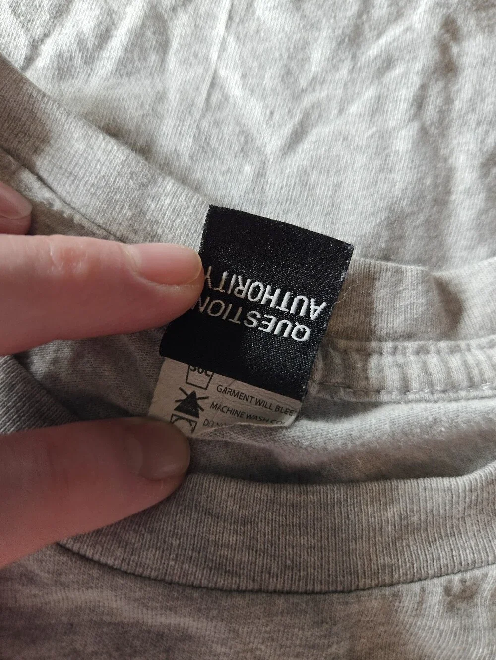 Pharmacy Board Shop Boys Gray Graphic Tee Size Medium (7/8)